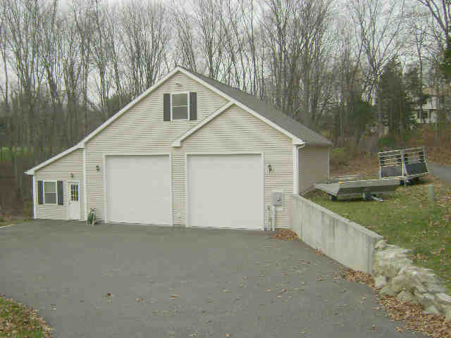 Building photograph for 11 PUTNAM RD